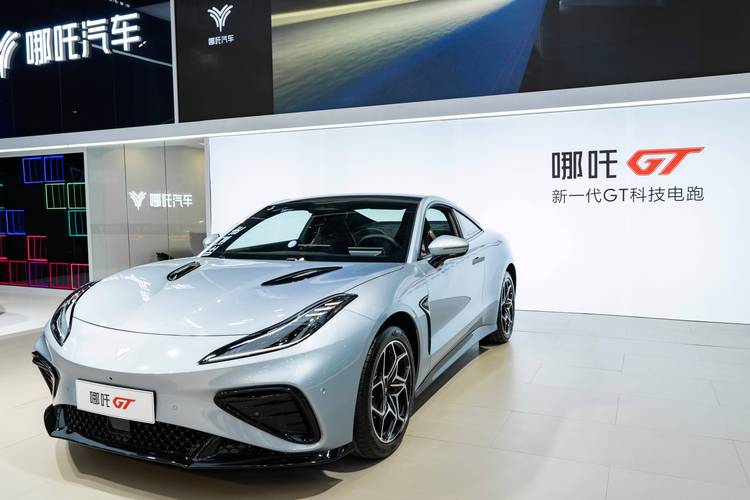 成都236哪吒汽车在智能汽车领域的表现，领途汽车在新能源汽车市场中的影响力